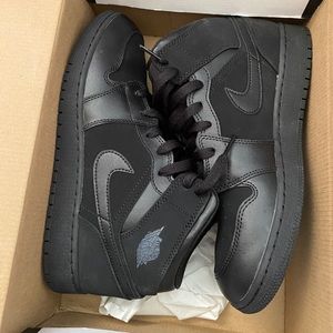Woman’s Air Jordan 1 Mid (GS) - Black